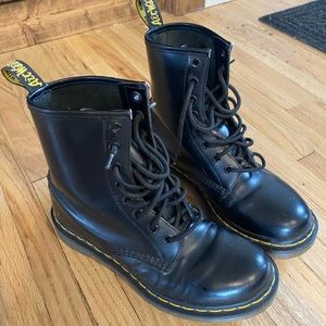 Dr. Martens, glossy black finish, size US 7!